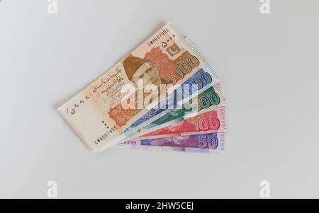 Pakistanische Banknoten von 5000, 1000, 500, 100 und 50 Stückelung Stockfoto