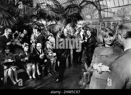 Columbus Day Celebrations at Sefton Park Palm House, Liverpool, 12.. Oktober 1968. Der Kolumbus-Tag ist ein nationaler Feiertag, an dem offiziell der Jahrestag der Ankunft von Christoph Kolumbus und der europäischen Entdeckung des amerikanischen Kontinents am 12.. Oktober 1492 begangen wird. Die Landung wird in den Vereinigten Staaten als „Columbus Day“ gefeiert Stockfoto