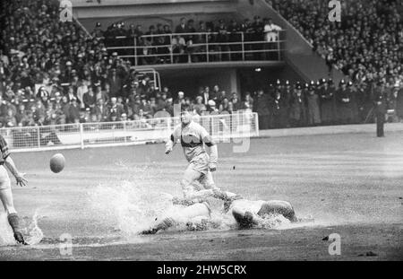 Leeds 11-10 Wakefield Trinity, Rugby League Challenge Cup Finalspiel im Wembley Stadium, London, Samstag, 11.. Mai 1968. Das Spiel wird auch als WaterSplash Final bekannt, da der Zustand des wasserprotokollierten Platzes durch schwere Regengüsse sowohl vor als auch während des Spiels verursacht wurde. Stockfoto