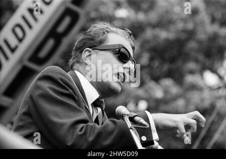 Billy Graham ging heute zu einem kurzen Treffen im Hyde Park neben Speakers Corner unter freiem Himmel. 1.. Juli 1967. Stockfoto