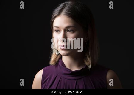 Studio-Porträt einer Frau im ärmellosen lila Oberteil Stockfoto