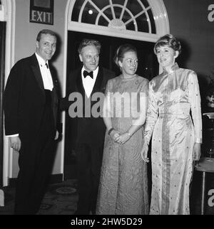 Hugh Cudlipp, Chairman, Daily Mirror Newspapers, und seine Frau Jodi Hyland begrüßen den Abgeordneten Anthony Wedgwood Benn, den Minister für Technologie (Tony Benn) und Caroline Middleton DeCamp am Donnerstag, den 26.. Januar 1967, in Luncheon, Southampton. Stockfoto