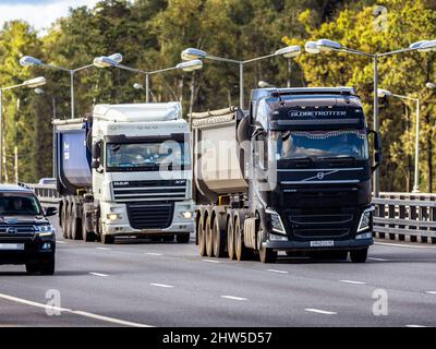 Schwere Muldenkipper DAF und Volvo auf der Intercity-Autobahn in Russland. Stockfoto