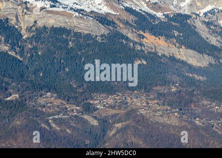 Dieses Landschaftsfoto wurde in Europa, in Frankreich, Rhone Alpes, in Savoie, in den Alpen, Im Winter. Wir sehen ein Dorf am Stadtrand von Stockfoto