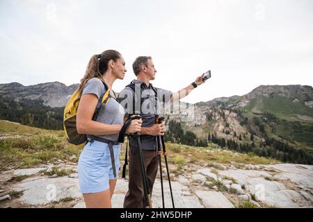 USA, Utah, Alpine, Wanderpaar beim Selfie in den Bergen Stockfoto
