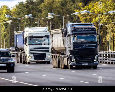 Moskau, Russland. 21. September 2020. Schwere Muldenkipper DAF und Volvo auf der Intercity-Autobahn in Russland. (Foto: Alexander Sayganov/SOPA Images/Sipa USA) Quelle: SIPA USA/Alamy Live News Stockfoto