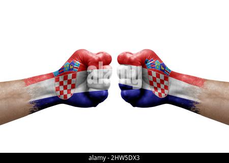 Zwei Hände schlagen sich gegenseitig auf weißem Hintergrund zu. Länderflaggen bemalten Fäuste, Konfliktkrisenkonzept zwischen kroatien und kroatien Stockfoto
