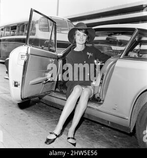 Topmodel Jean Shrimpton war wieder unterwegs, als sie vom Flughafen Heathrow nach New York flog. Jean trug einen marineblauen Anzug und einen großen Hut. 3.. Juni 1967. Stockfoto