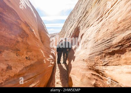 USA, Utah, Escalante, Senior Wanderer Paar auf der Suche nach Slot Canyon Stockfoto