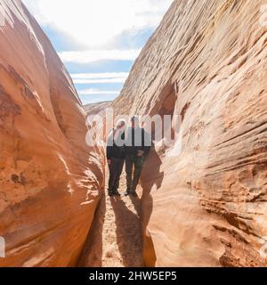 USA, Utah, Escalante, Senior Wanderer Paar auf der Suche nach Slot Canyon Stockfoto