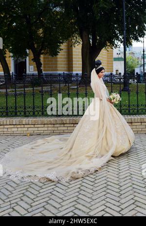 Eine ukrainische Braut bei einem Fotoshooting im Kloster Lavra in Kiew, Ukraine. Stockfoto