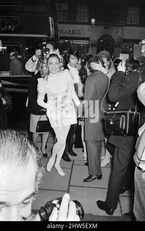 Hochzeit des polnischen Filmregisseurs Roman Polanski und seiner Braut, der amerikanischen Schauspielerin Sharon Tate, im Chelsea Register Office, London. Das Bild zeigt: Das frisch verheiratete Paar verlässt das Standesamt für ihren abendlichen Empfang im Londoner Playboy Club. 20.. Januar 1968. Stockfoto