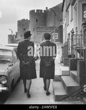 Polizeibeamte, Pembrokeshire, West Wales, 18.. April 1967. June Roch (rechts) im Alter von 31 Jahren von Bellevue Terrace, Pembroke Dock, und ihre Freundin und Nachbarin Ena Davies im Alter von 35 Jahren sind die einzigen Frauen, die in South Pembrokeshire besondere Constables haben. Abgebildet, auf Patrouille mit Pembroke Castle im Hintergrund. Stockfoto