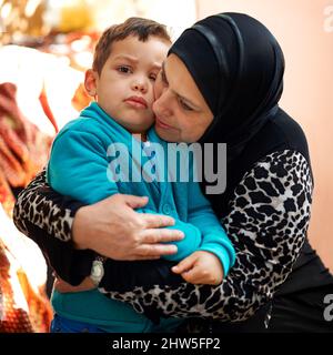 Whos Omas kleiner Junge. Aufnahme einer Großmutter, die ihren Enkel umarmt. Stockfoto