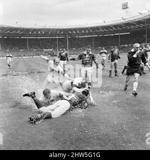 Leeds 11-10 Wakefield Trinity, Rugby League Challenge Cup Finalspiel im Wembley Stadium, London, Samstag, 11.. Mai 1968. Das Spiel wird auch als WaterSplash Final bekannt, da der Zustand des wasserprotokollierten Platzes durch schwere Regengüsse sowohl vor als auch während des Spiels verursacht wurde. Stockfoto