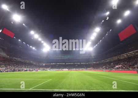 Mailand, Italien. 1. März 2022. Italien, Mailand, 1 2022. märz: Panoramablick auf das San Siro-Stadion und die choreographie des fc Inter während des Fußballspiels AC MILAN vs FC INTER, Coppa Italia 2021-2022 SF 1. Bein, San Siro-Stadion (Kreditbild: © Fabrizio Andrea Bertani/Pacific Press via ZUMA Press Wire) Stockfoto