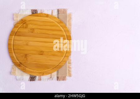 Holzplatte Verwendung für Serve Food oder Pizza rund und flach aus Holz. Flach liegend Stockfoto