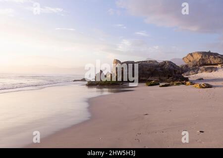 Südafrika, Hermanus, Felsformationen am Strand von Sopiesklip im Walker Bay Nature Reserve Stockfoto