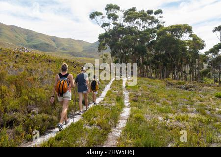 Südafrika, Stanford, Frau mit Mädchen (16-17) und Jungen (8-9) beim Wandern im Phillipskop Nature Reserve Stockfoto