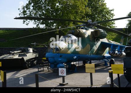 Der Gedächtniskomplex des Museums des Grossen Vaterländischen Krieges. Ausgestellte militärische Ausrüstung, sowohl alt als auch während des Konflikts in der Ostukraine von 2014 gefangen. Stockfoto