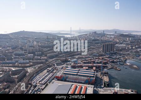 Wladiwostok, Russland - 5. Februar 2022:der Blick von der Spitze der Bucht, Häuser und Straßen der Stadt. Stockfoto