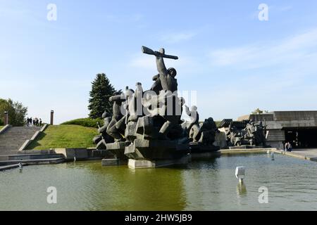 Überfahrt des Dnepr-Denkmals im ukrainischen Staatlichen Museum des Großen Vaterländischen Krieges in Kiew, Ukraine. Stockfoto