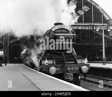 Eisenbahnfans feiern den London - Newcastle Run mit einer 1,5 km/min-Fahrt mit dem Flying Scotsman. Die A3 Pacific Lokomotive wurde aus dem Ruhestand gebracht, um den 40.. Jahrestag der ersten Non-Stop-Zugfahrt zwischen London und Newcastle zu gedenken, indem sie einen Sonderzug mit dem Namen Hadrian Flyer zog. Unser Bild zeigt „The Hardrian Flyer“, der aus der Kings Cross Station dampft. 17.. Juni 1967 Stockfoto