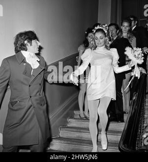 Hochzeit des polnischen Filmregisseurs Roman Polanski und seiner Braut, der amerikanischen Schauspielerin Sharon Tate, im Chelsea Register Office, London. 20.. Januar 1968. Stockfoto