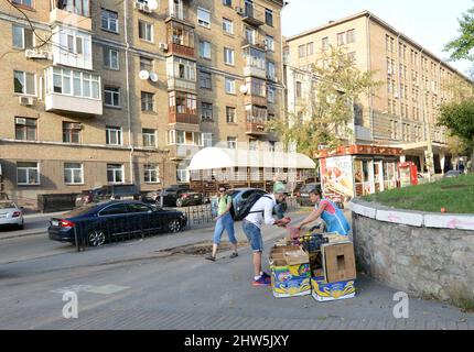 Eine ukrainische Frau, die an einer Straßenecke in Kiew, Ukraine, Obst verkauft. Stockfoto