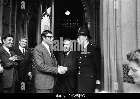 Batman-Schauspieler Adam West besucht das Unterhaus. Sein Besuch wurde von James Dunn, Labour-Abgeordneter von Kirkdale Liverpool, arrangiert. Dunn hoffte, ein Treffen zwischen Harold Wilson und Adam West zu arrangieren. James Dunn begrüßt Adam West bei seiner Ankunft am St. Stephens Eingang im Unterhaus. 9. Mai 1967. Stockfoto