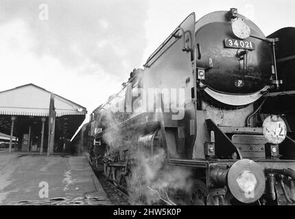 Nummer 34021 Dartmoor eine Bulleid Pacific Lokomotive der West Country Class, hier gesehen, bevor sie Salisbury, Wiltshire, verlässt und zum letzten Mal vor dem retirement30.. April 1967 nach London, Waterloo, fährt. Stockfoto