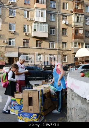 Eine ukrainische Frau, die an einer Straßenecke in Kiew, Ukraine, Obst verkauft. Stockfoto