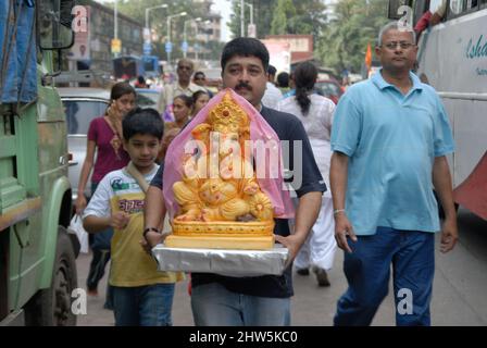 Mumbai Maharashtra Indien Asien Sep. 2007 glückliche indische Familie feiert Ganesh Festival oder Chaturthi begrüßen oder durchführen Pooja in Workshop Stockfoto