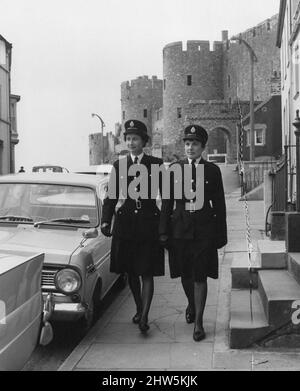 Polizeibeamte, Pembrokeshire, West Wales, 18.. April 1967. June Roch (rechts) im Alter von 31 Jahren von Bellevue Terrace, Pembroke Dock, und ihre Freundin und Nachbarin Ena Davies im Alter von 35 Jahren sind die einzigen Frauen, die in South Pembrokeshire besondere Constables haben. Abgebildet, auf Patrouille mit Pembroke Castle im Hintergrund. Stockfoto