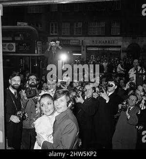 Hochzeit des polnischen Filmregisseurs Roman Polanski und seiner Braut, der amerikanischen Schauspielerin Sharon Tate, im Chelsea Register Office, London. 20.. Januar 1968. Stockfoto