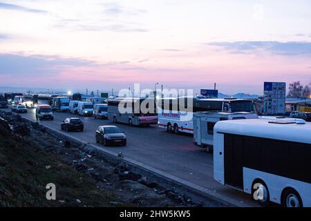 Medyka, Polen. 03. März 2022. Die Schlange humanitärer Konvois und ukrainischer Fahrzeuge an der polnischen Grenze, die darauf warten, in die Ukraine zu überfahren. Medyka, Polen am 3. März 2022. Mehr als eine Million Menschen sind aus der Ukraine in Nachbarländer geflohen, seit Russland vor einer Woche seine umfassende Invasion startete. Foto von Idhir Baha/ABACAPRESS.COM Quelle: Abaca Press/Alamy Live News Stockfoto