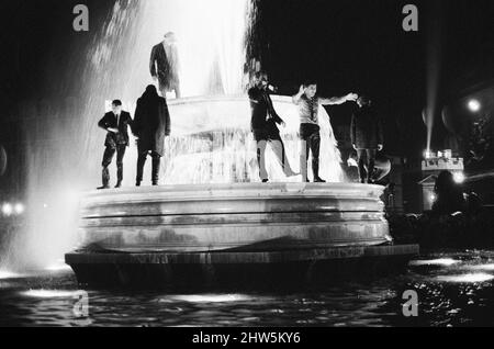 Neujahrstag 1967. Jugendliche feiern am Sonntag, den 1.. Januar 1967, in den Springbrunnen am Trafalgar Square in London. Stockfoto