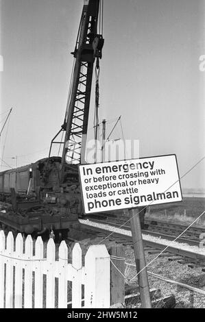 Schwere Hebezeuge werden eingesetzt, um die Trümmer der Hixon-Eisenbahnkatastrophe zu beseitigen. Der Unfall ereignete sich am Samstag (6-1-68), nachdem ein InterCity-Zug auf dem Bahnübergang in Hixon in der Nähe von Stafford mit einem riesigen Transformator zusammenstürzte. Bei dem Unfall wurden elf Menschen getötet und vierzig verletzt. 6.. Januar 1968 Stockfoto