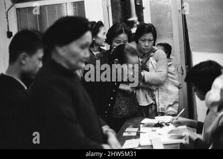 Das Leben im Jahr 1960s das koloniale Hongkong mit einer rapide wachsenden Bevölkerung von mehr als 4 Millionen Menschen, viele sind gezwungen, in Besetzerhütten und Kleinstädten zu leben, aufgenommen im Januar 1968. Unser Bild zeigt ... die Menschen warten auf einen Arzt in der Klinik von einer karitativen Organisation geführt zu sehen, gibt es einen deutlichen Mangel an sozialen Möglichkeiten zur Verfügung. Stockfoto