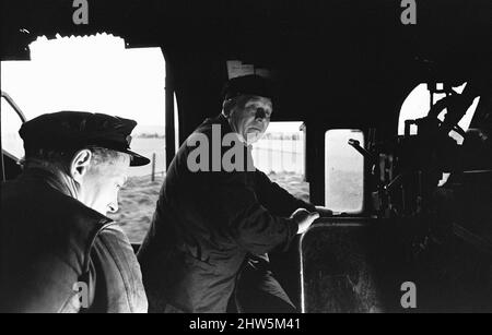 Ein Blick von der Fußplatte der Lokomotive Nr. 34021. Ein Bulleid Pacific Motor der West Country Class, der seine letzte Reise von Salisbury in Wiltshire nach London am Waterloo30.. April 1967 macht. Stockfoto