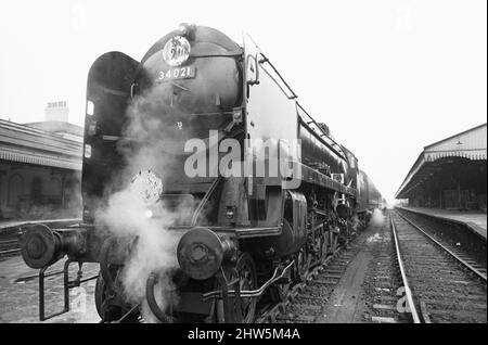 Nummer 34021 Dartmoor eine Bulleid Pacific Lokomotive der West Country Class, hier gesehen, bevor sie Salisbury, Wiltshire, verlässt und zum letzten Mal vor dem retirement30.. April 1967 nach London, Waterloo, fährt. Stockfoto