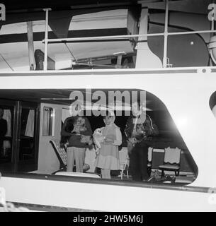 Die Hunde von Elizabeth Taylor und Richard Burton genießen eine ziemlich teure Quarantäne und sind an Bord der Familienyacht, die vor dem Tower Pier festgemacht ist. Die Burton's wohnen im Dorchester Hotel, während Richard in diesem Land filmt, und um zu vermeiden, dass die Hunde für sechs Monate in Quarantäne gehen, wird die Yacht benutzt, um die Hunde zu beherbergen, während ihre Besitzer in der Stadt bleiben. Ebenfalls an Bord ist Schauspieler Clint Eastwood. 16.. Februar 1968. Stockfoto