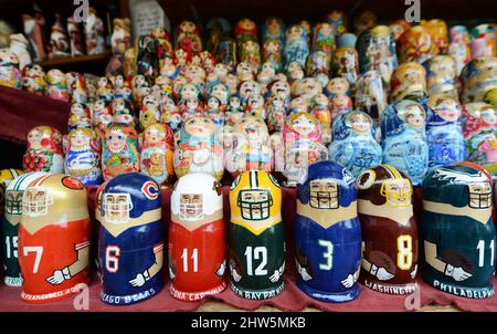 Traditionelle und moderne Matroschka-Puppen, die von einem Künstler in seinem Stand auf Andriivs'kyi-Abstammung in Kiew, Ukraine, ausgestellt wurden. Stockfoto