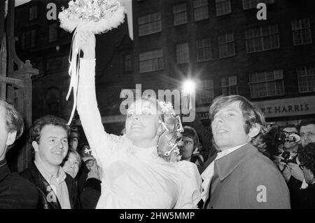 Hochzeit des polnischen Filmregisseurs Roman Polanski und seiner Braut, der amerikanischen Schauspielerin Sharon Tate, im Chelsea Register Office, London. Das Bild zeigt: Das frisch verheiratete Paar verlässt das Standesamt für ihren abendlichen Empfang im Londoner Playboy Club. 20.. Januar 1968. Stockfoto