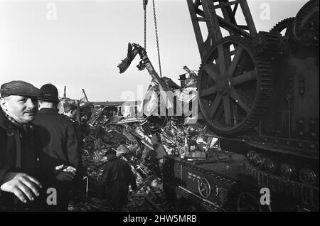 Schwere Hebezeuge werden eingesetzt, um die Trümmer der Hixon-Eisenbahnkatastrophe zu beseitigen. Der Unfall ereignete sich am Samstag (6-1-68), nachdem ein InterCity-Zug auf dem Bahnübergang in Hixon in der Nähe von Stafford mit einem riesigen Transformator zusammenstürzte. Bei dem Unfall wurden elf Menschen getötet und vierzig verletzt. 6.. Januar 1968 Stockfoto