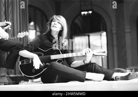 Francoise Hardy, französische Sängerin, im Bild, probt ihre Kabarettshow, die diese Woche im Savoy eröffnet wird, London, 20.. Februar 1967. Stockfoto