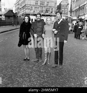 Filmstars in einer Pause bei den Proben für eine Royal Film Performance von Franco Zeffirellis Film von Romeo und Julia. Morgen Nacht wird die Königin den Film sehen. Auf der linken Seite ist Joan Collins und auf der rechten Seite ist Richard Chamberlain. Leicester Square, London. 3.. März 1968. Stockfoto