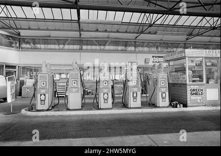 Tankstelle. West Midlands. 21.. Juni 1967. Stockfoto