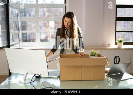 Job Beenden. Mitarbeiter Hält Karton Am Schreibtisch Stockfoto