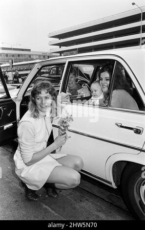 Vanessa Redgrave war mit einem Baby am Flughafen Heathrow. Bei Ermittlungen stellte sich heraus, dass sie ihren Neffen, den 5 Monate alten Benjamin, mit seiner Mutter Lynn Redgrave traf, die mit ihrer Mutter Lady Redgrave aus Singapur eintraf. Sie hatten in Fernost gedreht. Jeder hatte ein kleines Weinen, dann gaben sie sich riesige Blumensträuße und legten lustige Hüte auf den Kopf des Babys. 5.. Oktober 1968. Stockfoto